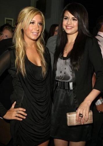  Selena with Ashley tisdale