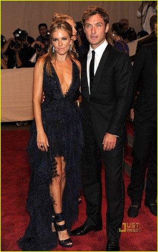  Sienna Miller: MET Ball with Jude Law!