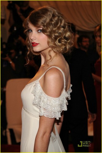 Taylor Swift - 2010 Met Costume Institute Gala