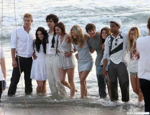  The cast of 90210 poses for a foto shoot in Manhattan strand