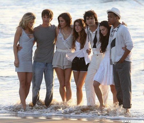  The cast of 90210 poses for a photo shoot in Manhattan plage