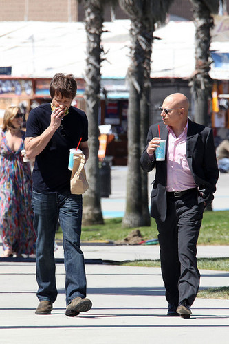  07/05/2010 - David and Evan filming Cali at venice समुद्र तट