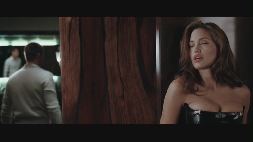 Глубокое Декольте Анджелины Джоли – Превратности Любви 1998