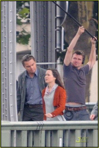  Mehr on the set of Inception with Ellen Page