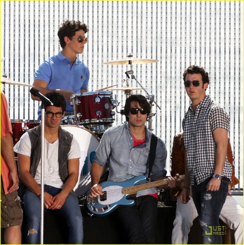  The Jonas Brothers: Pacific Palisades Playful