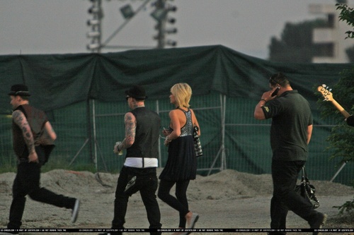 BENJI AND PARIS TAKE A STROLL BACKSTAGE AT COKEFEST, JOHANNESBURG (21ST MARCH08)