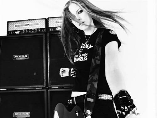  Black and white pic of Avril