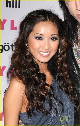  Brenda Song & Trace Cyrus Couple Up!