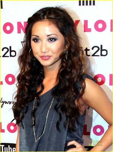  Brenda Song & Trace Cyrus Couple Up!