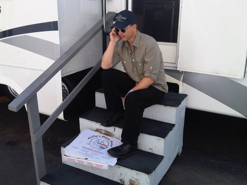  Gary and his pizza box! True cinta XD