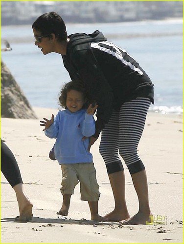 Halle Berry: Beach Bonding with Nahla Aubry!