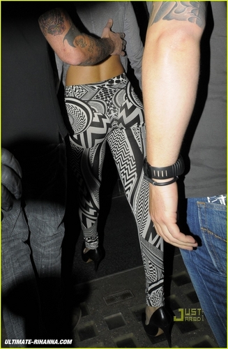  05-11 - Rihanna arriving at Merah nightclub in Londra [MQ]