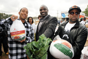  আকন And Ludacris Help Distribute 2000 Turkeys To Families In Need