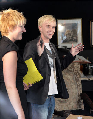  Appearances > 2009 > Promoting HBP at MTV Canada - Signing