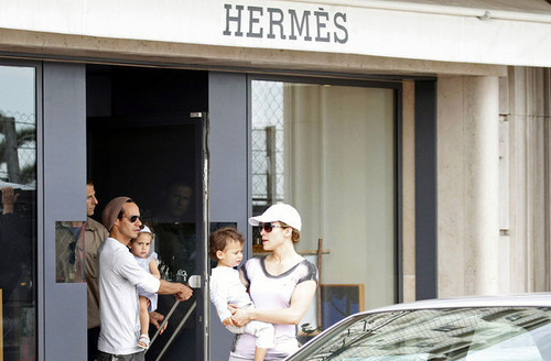  Jennifer Lopez and Marc Anthony koop With Their Kids (May 14th)