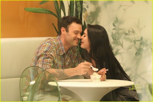  Megan Fox: Pinkberry Party with Brian Austin Green!