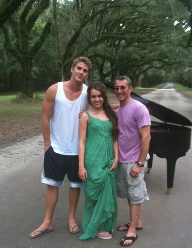  Miley Cyrus on the set of "When I Look At You" muziki Video w/ Adam Shankman and Liam Hemsworth