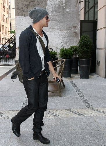  Mehr pictures of Kellan arriving at LaGuardia Airport on May 15