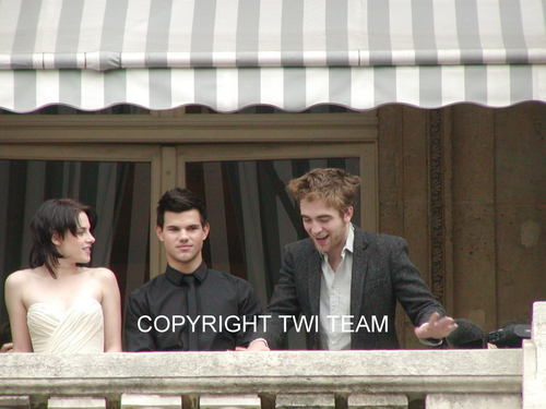  New/Old Pics Of Robert, Kristen, And Taylor In Paris November 2009