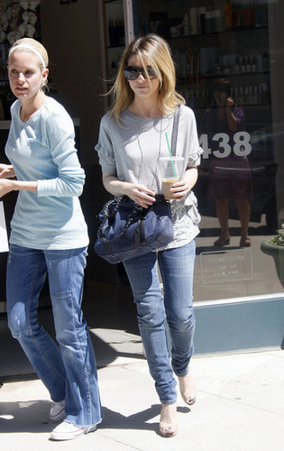  Sarah Michelle Gellar Leaving ऐनस्टेशिया Salon in Beverly Hills