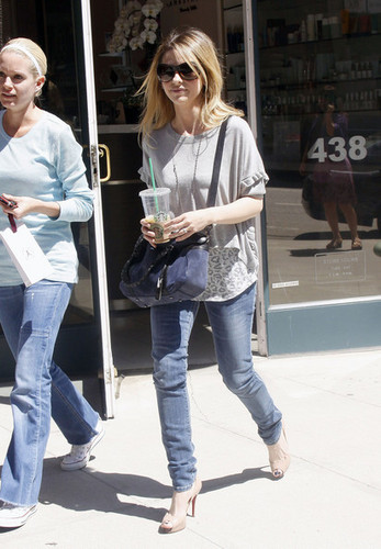 Sarah Michelle Gellar Leaving Anastasia Salon in Beverly Hills
