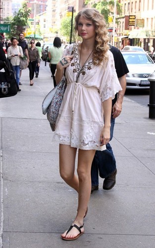 Taylor Shopping in NYC - May 15, 2010