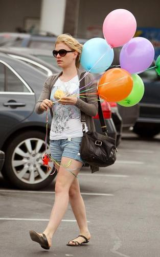  Anna Paquin: Balloon Shopping with 라일락 꽃, 라일락