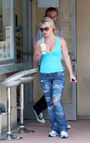  Britney out in LA with boyfriend Jason