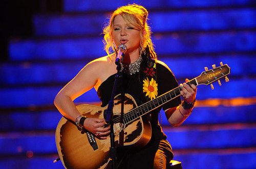  Crystal Bowersox Performing 'Up To The Mountain' in the superiore, in alto 2