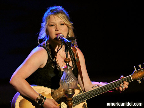  Crystal Bowersox cantar "Come To My Window"