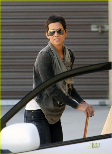  Halle Berry Gets Down And Dirty