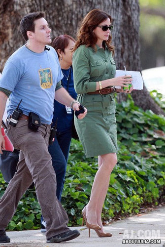  Julia shooting "Larry Crowne" in Pasadena, CA