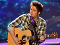 Lee DeWyze singing "Kiss From A Rose" - american-idol photo