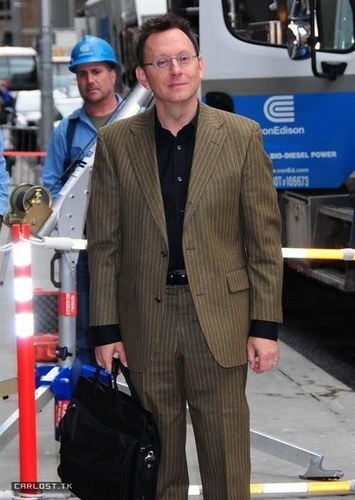  Michael arriving at the David Letterman hiển thị