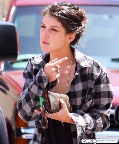  Shenae looked beautiful, without makeup (May 24th)