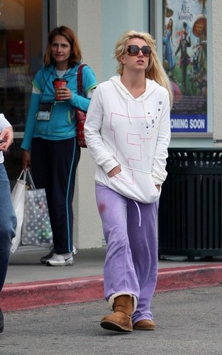  Britney Spears was spotted dropping her boys off at school in Los Angeles today (May 27).