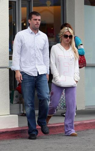  Britney Spears was spotted dropping her boys off at school in Los Angeles today (May 27).