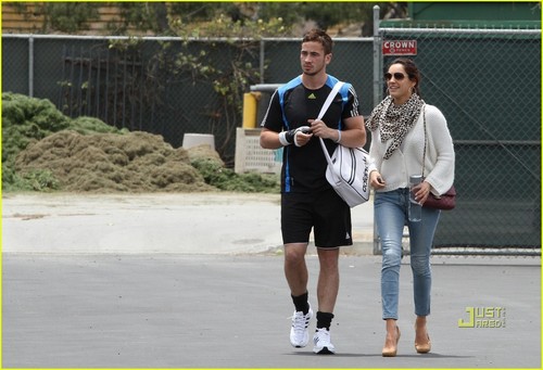  Kelly Brook & Danny Cipriani: घर Depot Duo
