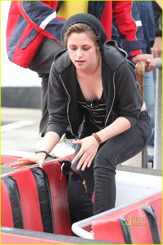  Kristen Stewart and Taylor Lautner नाव Ride Down Under
