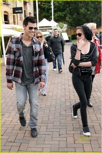  Kristen Stewart and Taylor Lautner barco Ride Down Under