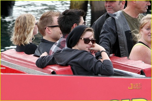  Kristen Stewart and Taylor Lautner 보트 Ride Down Under