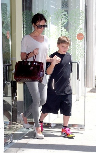  Victoria Beckham at Pinkberry in Beverly Hills with her children (April 23)