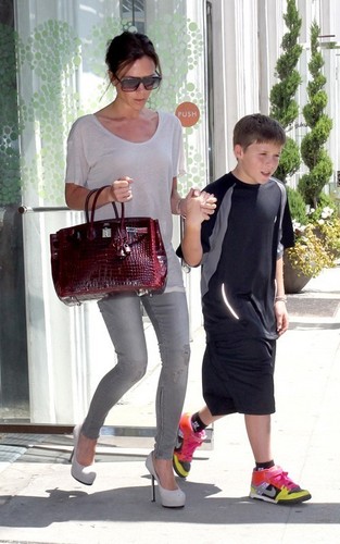  Victoria Beckham at Pinkberry in Beverly Hills with her children (April 23)