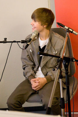  Aww Look At Justin's Smilee<3