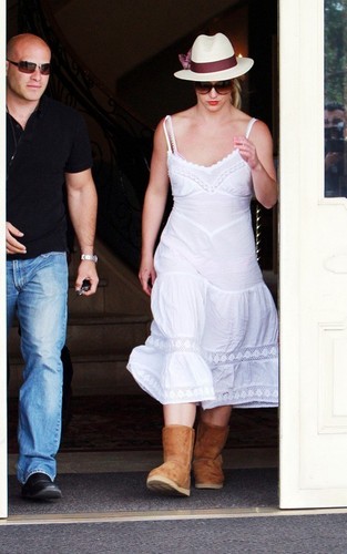  Britney out and about in LA (28/5/2010)