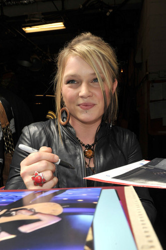  Crystal Bowersox Leaving the 'Live With Regis & Kelly' دکھائیں on June 1, 2010