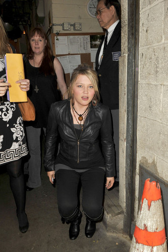  Crystal Bowersox Leaving the 'Live With Regis & Kelly' 显示 on June 1, 2010
