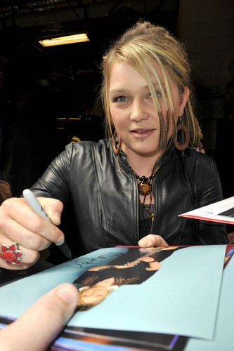 Crystal Bowersox Leaving the 'Live With Regis & Kelly' hiển thị on June 1, 2010