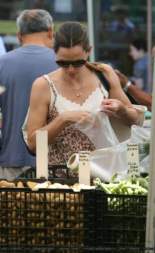  Jen took বেগুনী And Seraphina To The Farmer’s Market!
