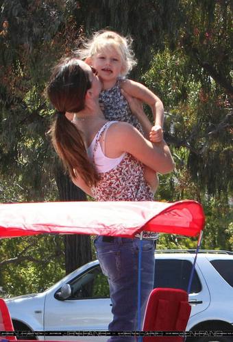  Jen took violet And Seraphina To The Farmer’s Market!